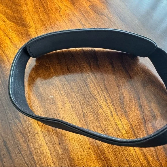 RARE! TUMI black Napa leather crossbody bag w/adjustable shoulder strap. - Picture 7 of 9